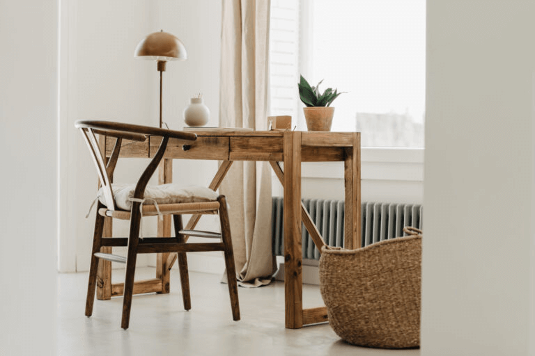 Espace de télétravail doté d'un bureau élégant et fonctionnel de la boutique Muy Mucho à La Galerie, avec une variété d'accessoires et de fournitures de bureau