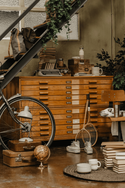 Espace de vie quotidienne avec une collection de meubles et d'articles de décoration au style vintage dans la boutique Muy Mucho à La Galerie, offrant une ambiance rétro et élégante